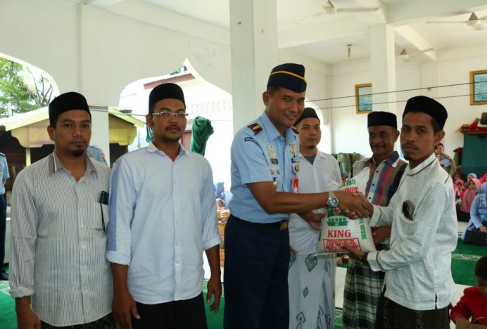 Danlanud SIM Bagi Sembako di Panti Asuhan Dayah Nurul Huda