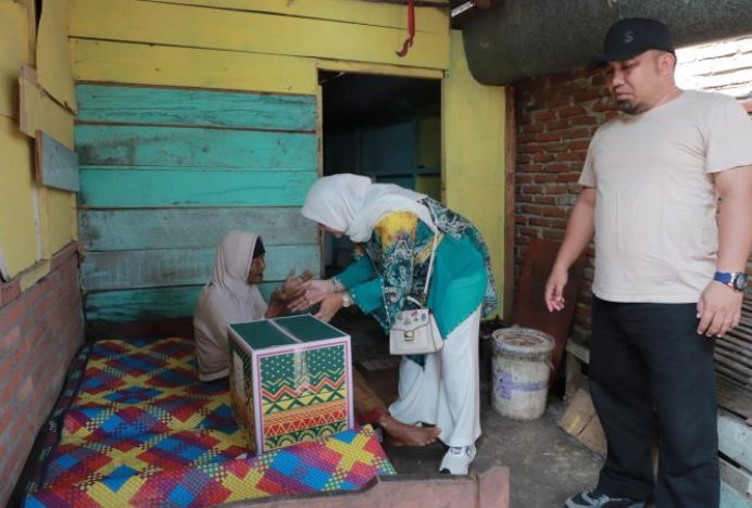 Jelang Idul Fitri, Pj Bupati Aceh Besar Salurkan Bansos