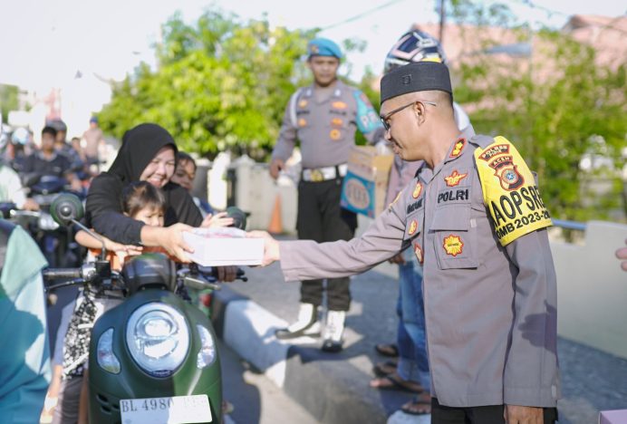 Polres Pidie Kembali Bagikan 300 Paket Takjil untuk Berbuka Puasa