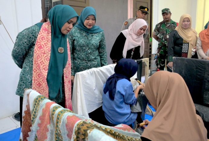 Pj Ketua TP PKK Aceh Apresiasi Potensi Bisnis Batik Aceh Besar