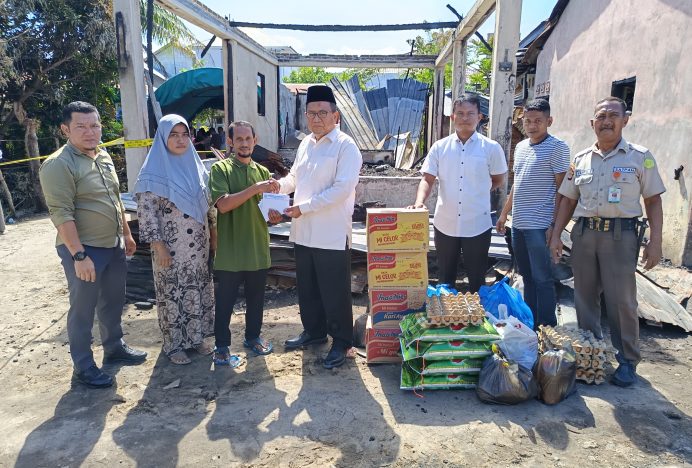 Unmuha Serahkan Bantuan Masa Panik Korban Kebakaran di Desa Meunasah Manyang