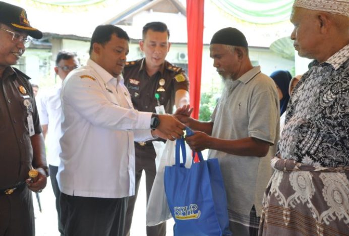 Bazar Pangan Murah Pemkab dan Kejari Aceh Besar Dibeludaki Warga