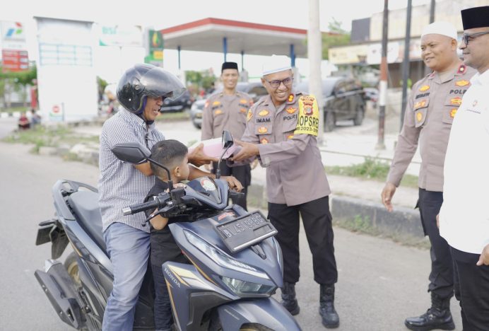 Ramadhan Berkah, Polisi di Pidie Berbagi Takjil ke Pengguna Jalan