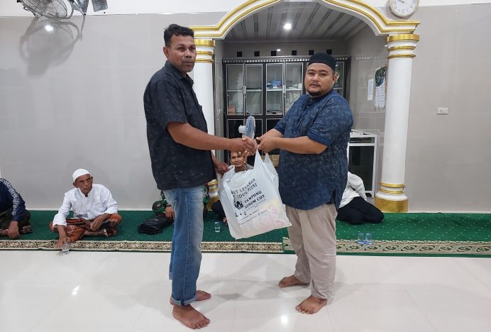 Jelang Idul Fitri, Keuchik Gampong Sihom Cot Menyerahkan Bantuan Sembako Kepada Warganya