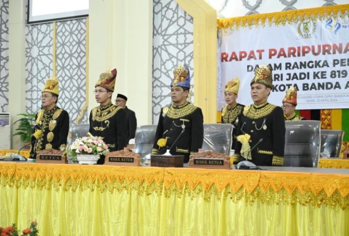 Rapat Paripurna DPRK Agenda HUT Ke-819 Kota Banda Aceh Kenakan Busana Adat Aceh