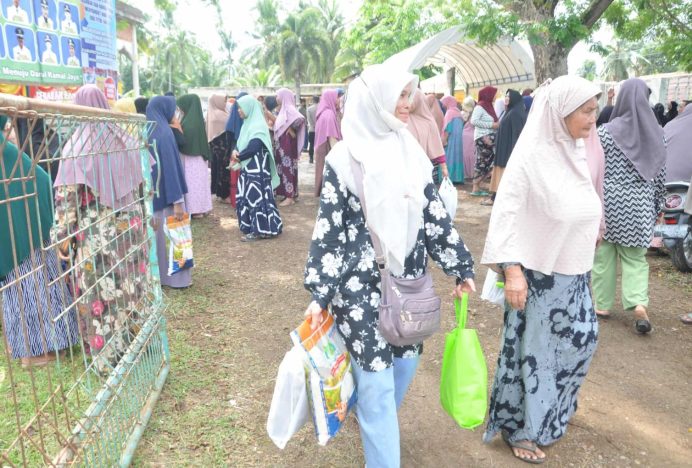 Masyarakat Padati Bazar Pangan Murah di Darul Kamal