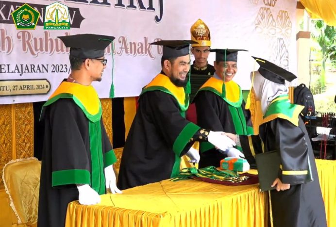 Dayah RIAB Wisuda 271 Santri Angkatan XXV, 47 Orang Hafiz Alquran 30 Juz