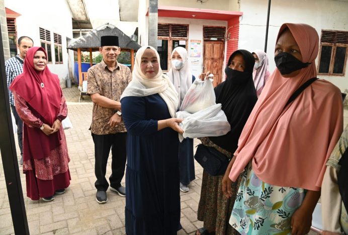 Ketua Persakmi Aceh Bagi Sembako untuk Penderita TBC di Puskesmas Darul Imarah