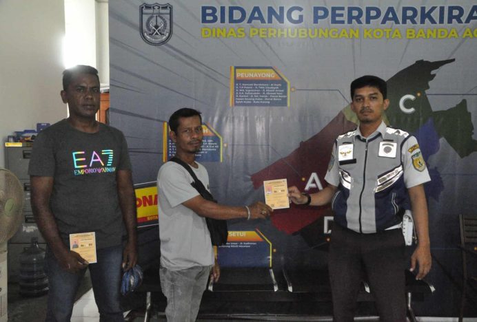 Dinas Perhubungan Kota Banda Aceh Bekali Jukir dengan Kartu Tanda Pengenal