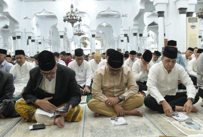 Pj Gubernur Aceh dan Forkopimda Shalat Ied Bersama Ribuan Jama’ah di Masjid Raya Baiturrahman