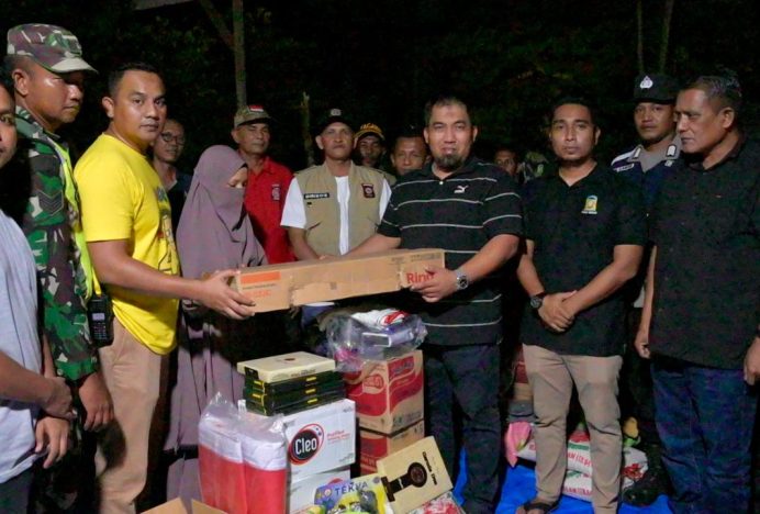 Pj Bupati Iswanto Langsung Antar Bantuan Masa Panik Korban Kebakaran di KBJ