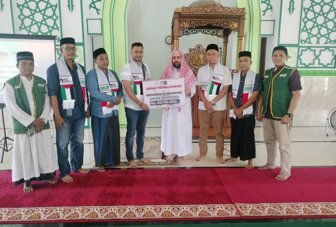 Peduli Palestina, Masyarakat Blang Bintang Serahkan Donasi