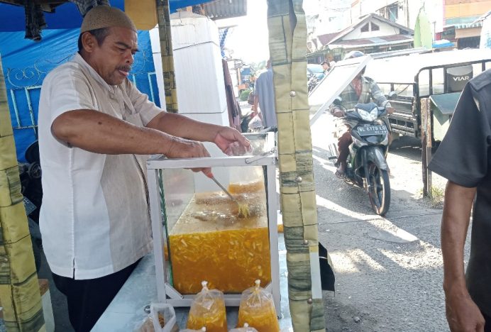 Rujak Manis Kembang Tanjong Pak Wan yang Laris Manis di Langsa
