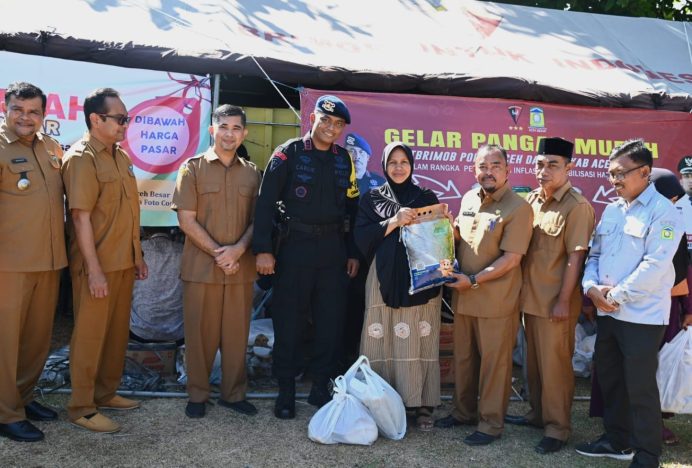 Pemkab Aceh Besar dan Brimob Polda Aceh Gelar Bazar Pangan Murah di Ladong