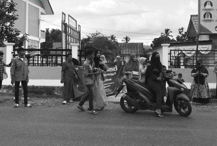 SMA Negeri 1 Seulimeum Kabupaten Aceh Besar Bagi-bagi Takjil untuk Warga