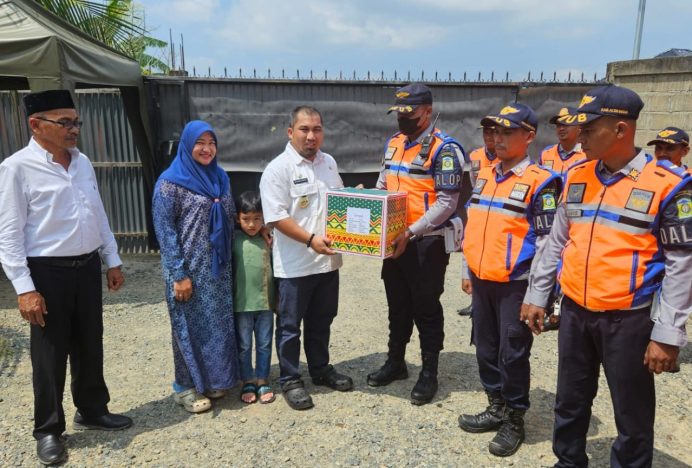 Muhammad Iswanto Dan Istri Bagikan Paket Lebaran untuk 38 Personil Dishub Aceh Besar