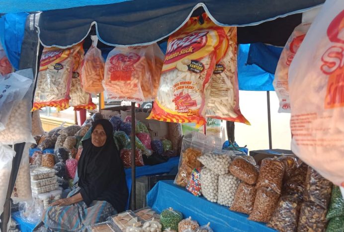 Jualan Kue Lebaran di Pasar Lambaro Aceh Besar Masih Sepi