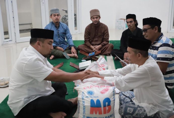 Pj Bupati Muhammad Iswanto Tunaikan Zakat Fitrah Keluarga Besar Meuligoe
