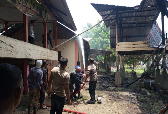 Polsek Trienggadeng, Damkar, dan Masyarakat Selamatkan Balai Pengajian Darul Fatih dari Kebakaran