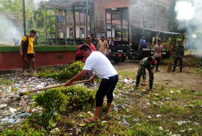 Anggota Koramil 05/Mesjid Raya Bersatu Dalam Aksi Gotong Royong Bersihkan Desa