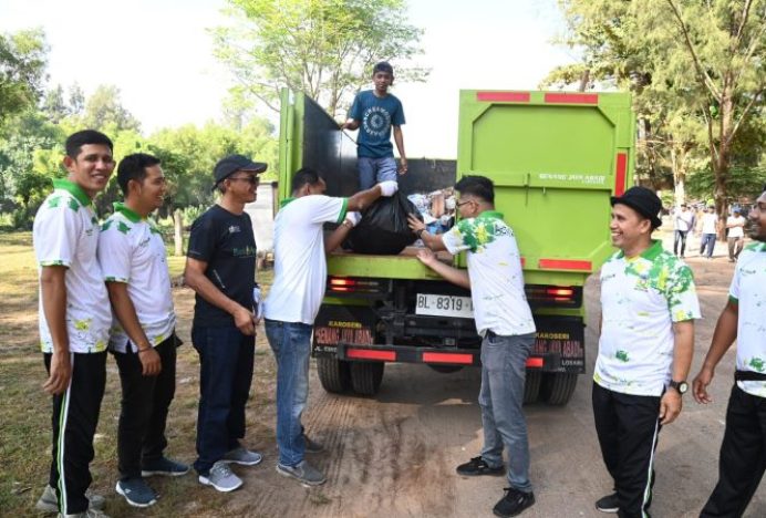 Pemkab Aceh Besar Kembali Gelar Aksi 1 Jam Pungut Sampah di Pantai Lampuuk