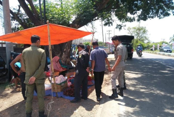 Satpol PP Aceh Besar Tertibkan PKL di Jembatan Lamsayuen Ingin Jaya