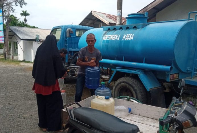 Atasi Krisis Air, PDAM Tirta Mountala Salurkan Air Bersih untuk Warga Kecamatan Lhoknga