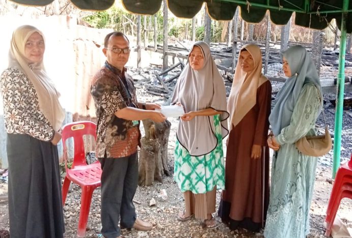 Hasil Patungan, Puskesmas Blang Bintang Salurkan Bantuan Kepada Korban Kebakaran