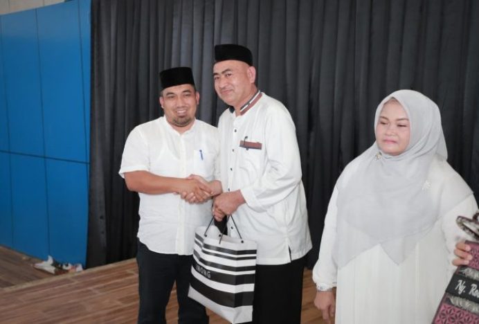 Pj Bupati Aceh Besar Serahkan Cindera Mata untuk Camat Seulimuem