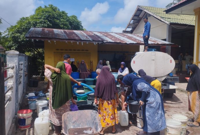 Warga Lambaro Seubun Lhoknga Antusias Menyambut Bantuan Air Bersih dari PDAM Tirta Mountala