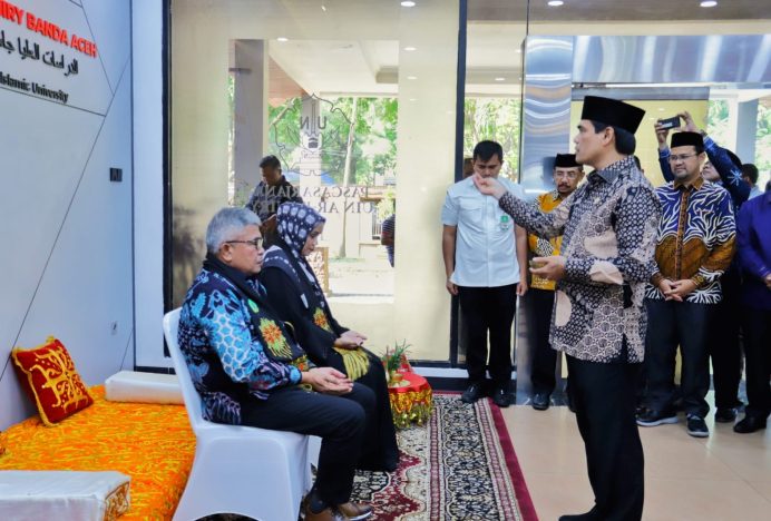 Rektor UIN Ar-Raniry Peusijuek Pj Gubernur Aceh