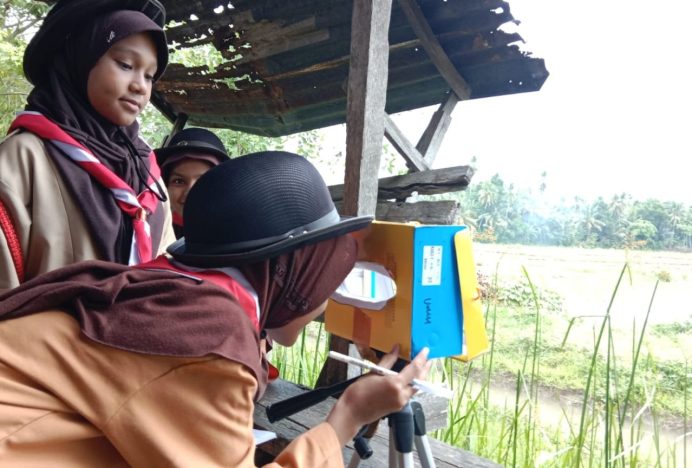 Anggota Pramuka MIN 10 Aceh Besar Buat Sketsa Peta Panorama