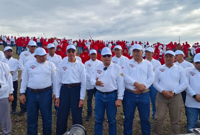 Kaban Kesbangpol Aceh Besar Hadiri Pembentangan Bendera Merah Putih di Bukit Lamreh