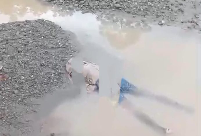 Personel Polsek Bandar Baru Polres Pidie Jaya Bantu Evakuasi Korban Terseret Arus Sungai