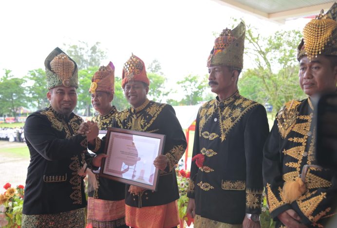 Pj Bupati Iswanto Serahkan Penghargaan untuk Forkopimda Aceh Besar