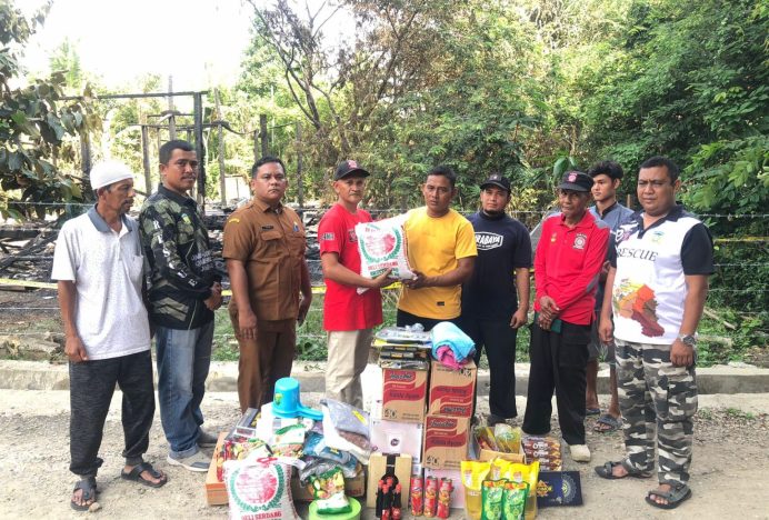 Dinsos Aceh Besar Salurkan Bantuan Masa Panik untuk Korban Kebakaran