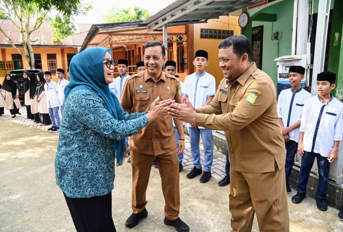 Sekda Aceh Besar Sambut Pj Ketua TP – PKK Aceh Pada Roadshow B2SA di SMP Ruhul Falah Kuta Malaka