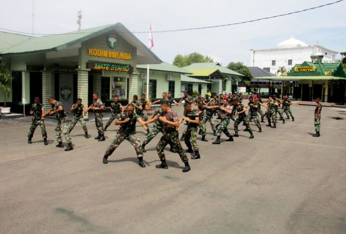 Anggota Kodim 0101/KBA Giatkan Latihan Bela Diri Taktis di Makodim