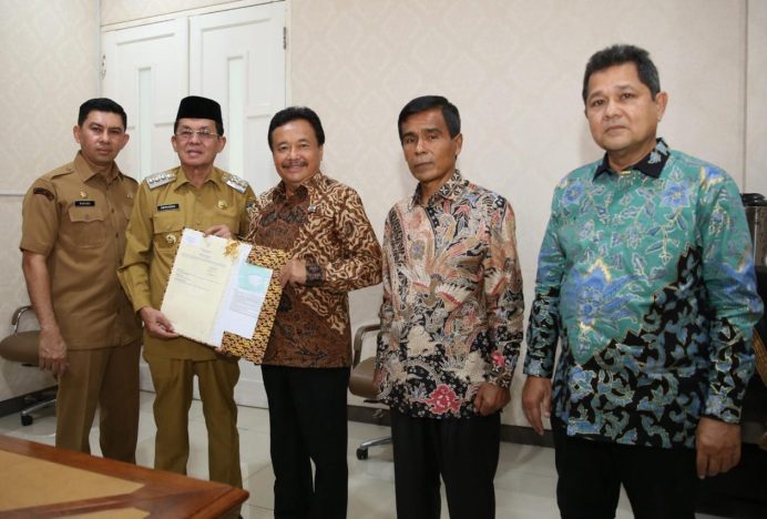 Pj Wali Kota Banda Aceh Terima Sertifikat Aset Tanah Pemko dari Staf Ahli Menteri ATR/Kepala BPN