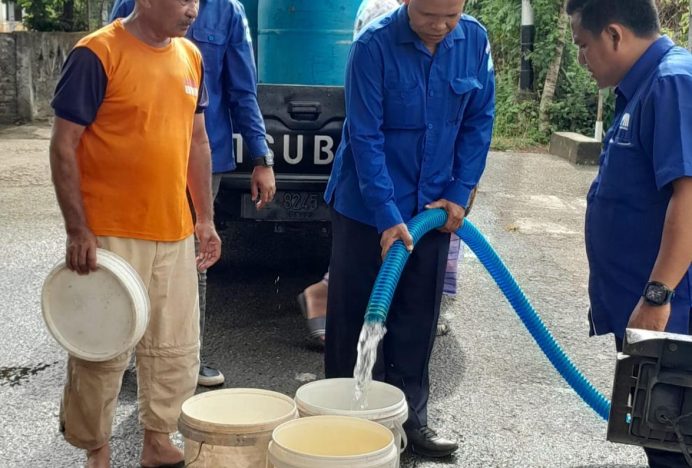 Dirut PDAM Tirta Mountala Turun Langsung Suplai Air Bersih untuk Warga Lhoknga