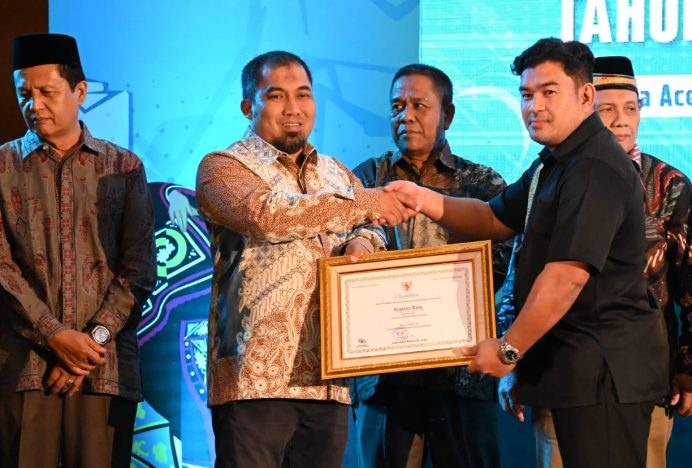 Pj Bupati Aceh Besar Terima Sertifikat WBTb Keujreun Blang Pemerintah Aceh