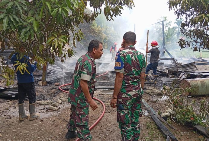 Sijago Merah Bakar Rumah Warga, Babinpotdirga Lanud SIM Ikut Padamkan Api