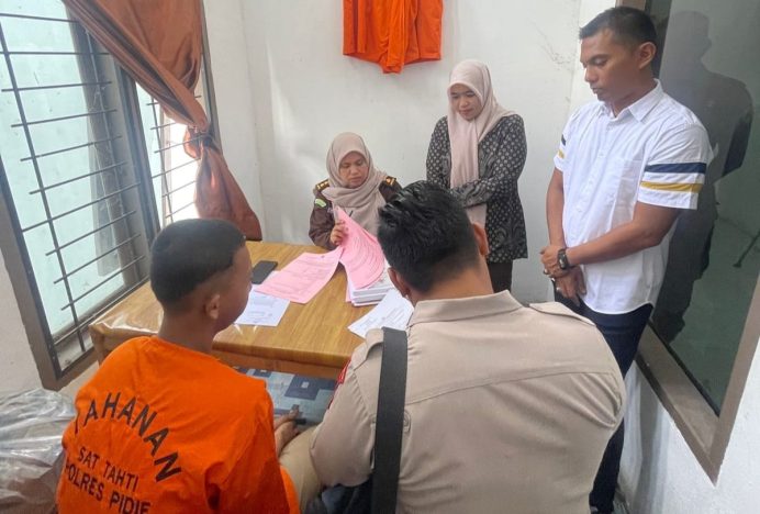 Satreskrim Polres Pidie Serahkan Tersangka Pembunuhan Pedagang Ayam ke Jaksa