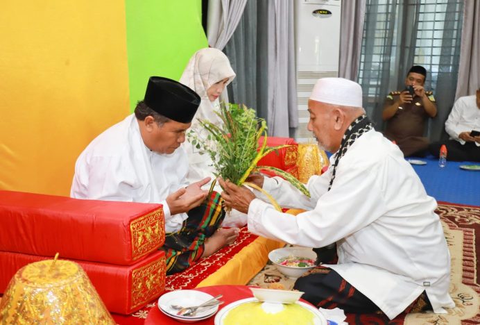 Jelang Berangkat Haji, Pj Bupati Pidie dan Istri Dipeusijuk