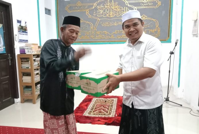 Melalui Gerakan Subuh Berjamaah, DMI Aceh Singkil Salurkan Bahan Pembersih Lantai Masjid Ke Pengurus BKM