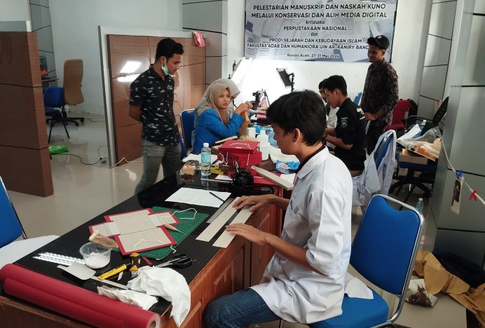 Perpusnas dan Prodi SKI Lakukan Alih Media 94 Naskah Kuno di UIN Ar-Raniry