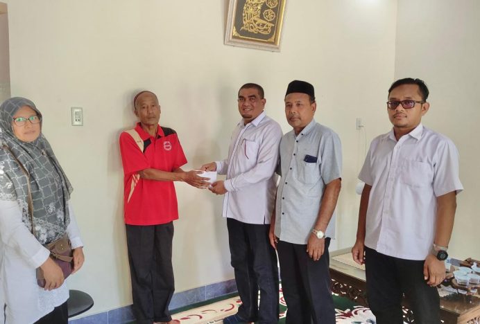 Kakankemenag Aceh Besar Salurkan Santunan Kepada Siswi MTsN 3 Aceh Besar