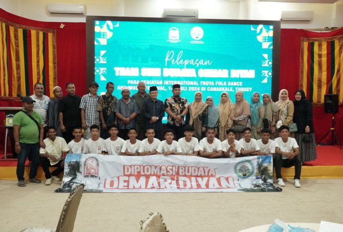 Pj Bupati Aceh Besar Lepas Tim Seni Budaya Oemar Diyan ke Festival Internasional di Turki