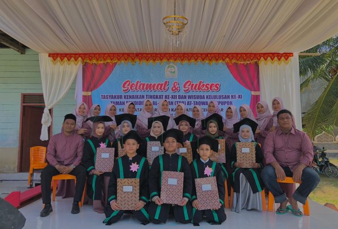 TPA At Taqwa Lampupok Wisuda dan Tasyakur 32 Santri