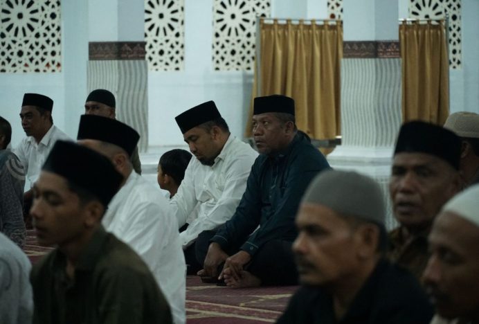 Pj Bupati, Forkopimda Bersama Masyarakat Takbiran Bersama di Masjid Al Munawwarah